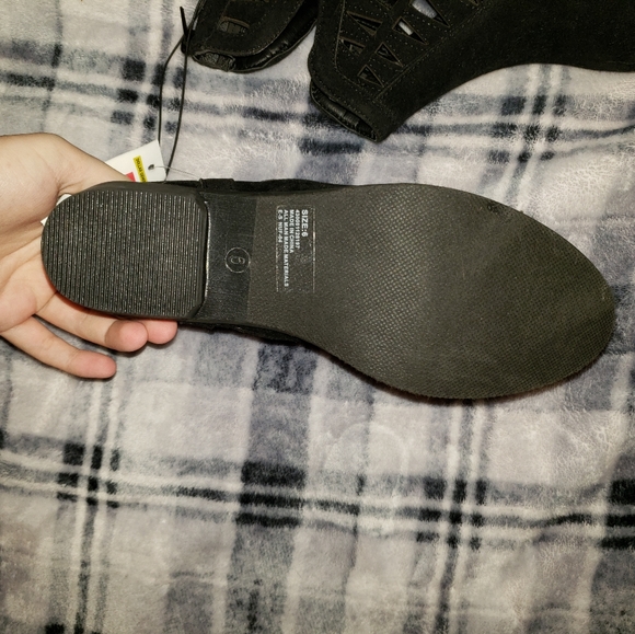 NWT Pleather boots with cutouts on the ankle - Picture 4 of 6